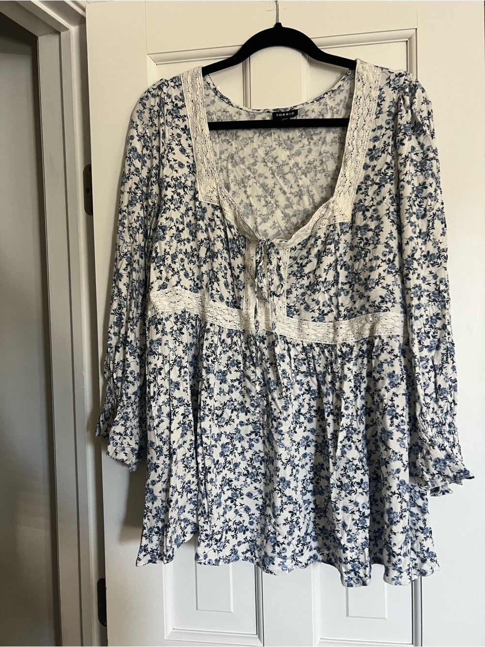 torrid Blue & White Floral Lace-Trim Tunic